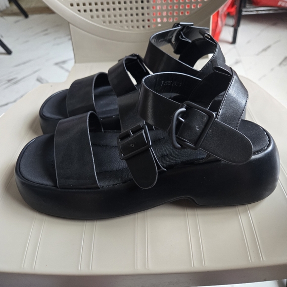 Shoes - Black chunky strap platform sandals size 8